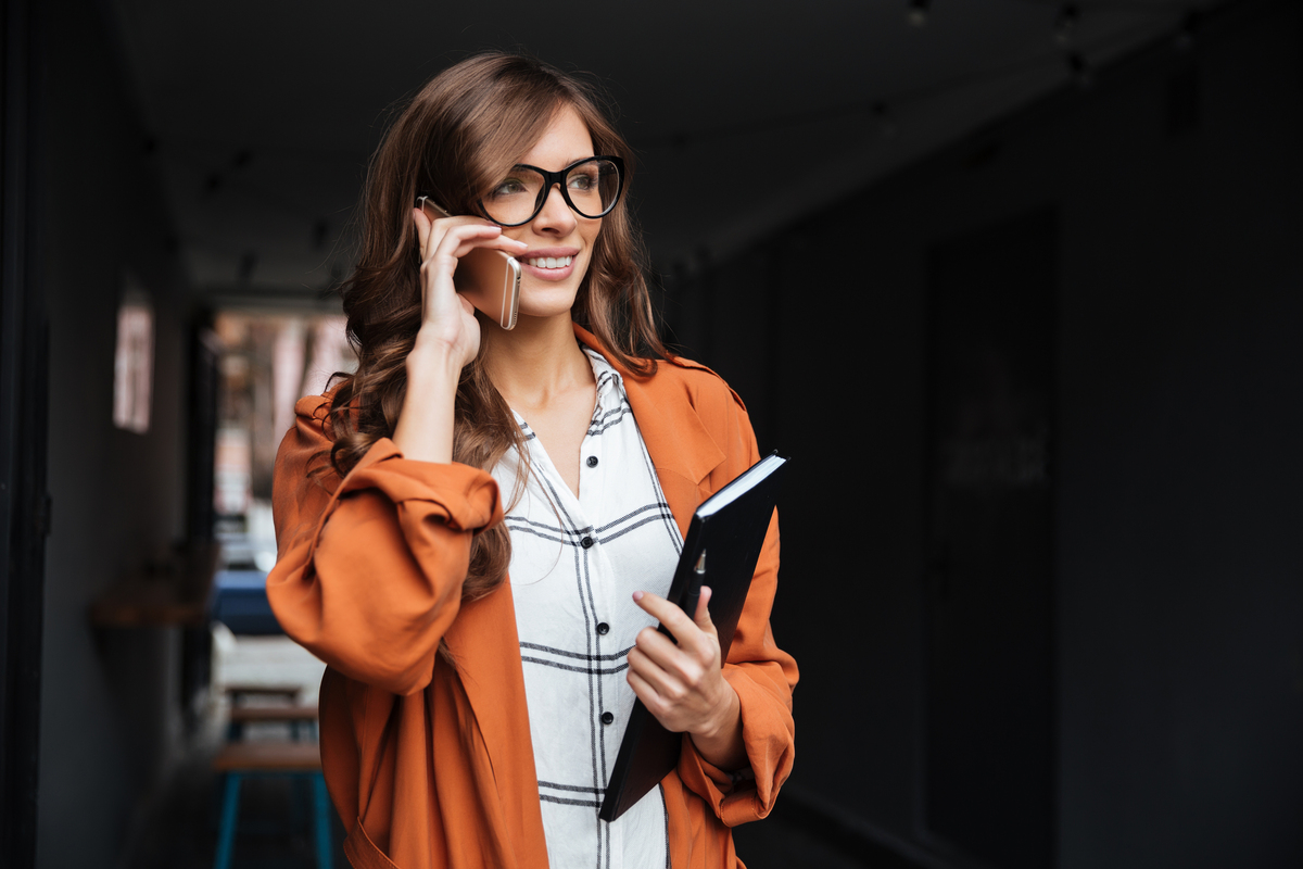 Portrait of a casual woman talking on mobile phone